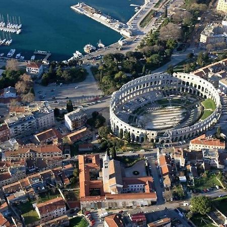 Appartement In Pula Mit Terrasse, Garten Und Grill Stinjan Exterior photo